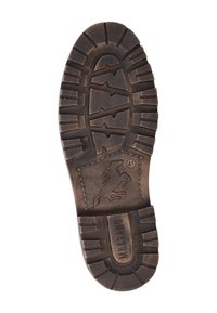 Suela de zapato de goma en marrón oscuro, con un diseño texturizado y robusto que presenta patrones de banda de rodadura prominentes y un logo de caballo cerca de la marca de tamaño.