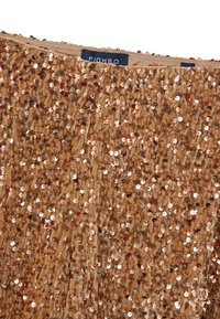 Goldfarbene Paillettenstoff mit einer strukturierten Oberfläche; verfügt über kleine, runde Pailletten in unterschiedlichen Farbtönen für einen schimmernden Effekt. Das Etikett lautet "PIOMBO."