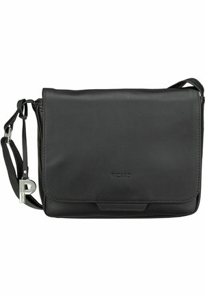 Borsa a tracolla nera in pelle con chiusura a patta, dotata di logo argentato e tracolla regolabile; texture liscia con design minimalista.