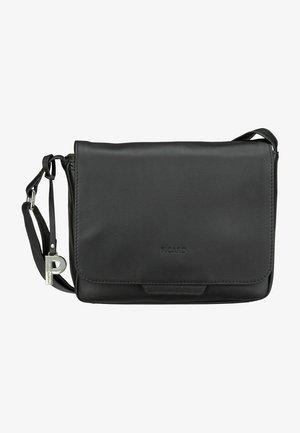 Sac en cuir noir porté en bandoulière avec une fermeture à rabat, arborant un logo en argent et une sangle réglable ; texture lisse avec un design minimaliste.