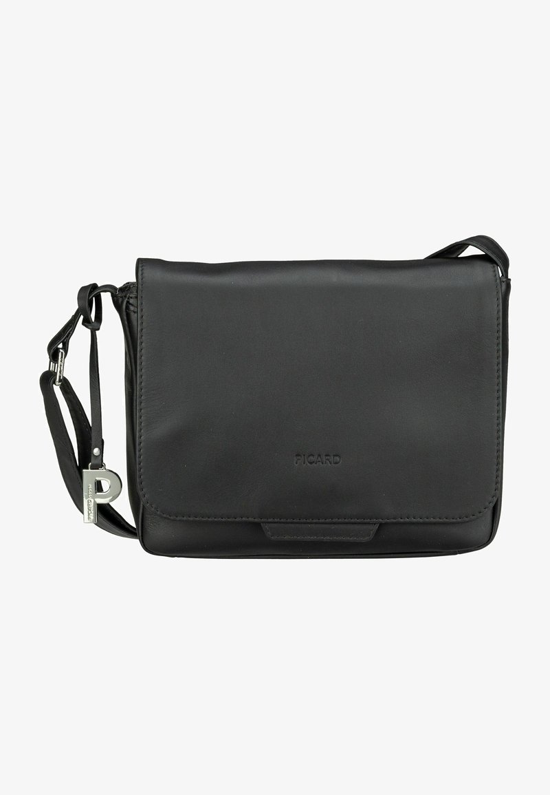 Sac en cuir noir porté en bandoulière avec une fermeture à rabat, arborant un logo en argent et une sangle réglable ; texture lisse avec un design minimaliste.