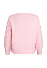 Růžový svetr s pletenými rukávy, žebrovaným výstřihem a lemem, zkráceným střihem a měkkou texturou. Zobrazeno zezadu.