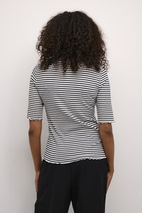Korte mouw, slim-fitting top in wit en marineblauwe strepen, met gegolfde randen bij de mouwen en de zoom. Het materiaal lijkt ribbelig.