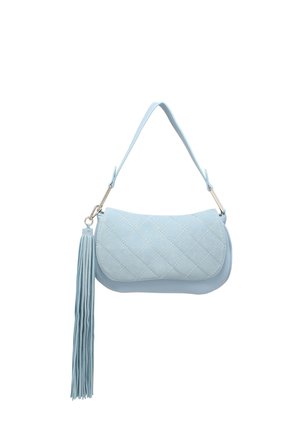 Sac à main matelassé bleu clair avec une bandoulière unique et un long pompon suspendu d’un côté, sur fond blanc.