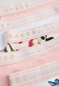 Gestapelte Taillenbänder für Unterwäsche in Pastellrosa und Weiß mit glitzerndem "BAKER by TED BAKER"-Logo sowie Blumen- und Schmetterlingsmustern.