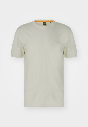 Lysegrønn T-skjorte med korte ermer laget av myk stoff, med rund hals og en subtil logo foran. Enkel design med minimal detailing.