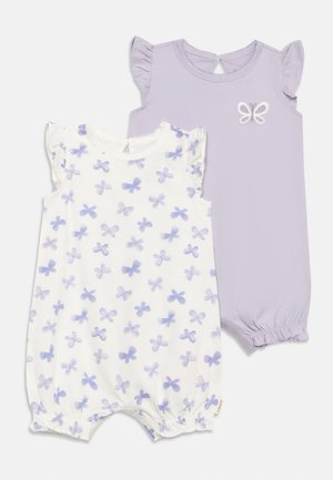 Dos peleles para bebé sin mangas, uno blanco con estampado de mariposas moradas y otro lila sólido con una pequeña mariposa bordada en el pecho.
