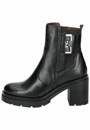 Bottes noires en cuir à la cheville avec une finition texturée, bout carré, talon carré et détails en métal argenté. Panneau élastique sur le côté pour un enfilage facile.