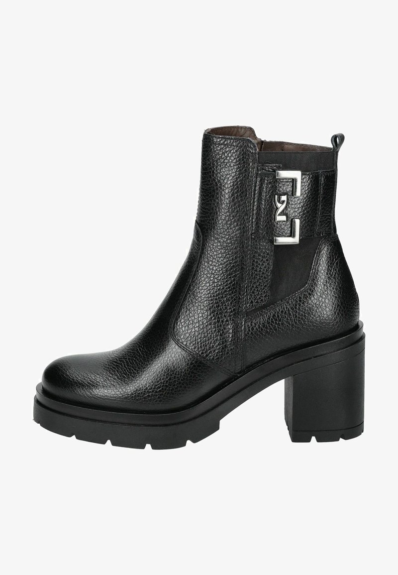 Bottes noires en cuir à la cheville avec une finition texturée, bout carré, talon carré et détails en métal argenté. Panneau élastique sur le côté pour un enfilage facile.