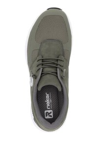 Olivově zelená sportovní obuv s vrškem z meshu a semiše, kulatou špičkou, šněrováním a bílou gumovou podrážkou. Texturovaná stélka s logem.