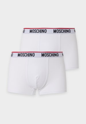 Dois pares de boxers brancos masculinos com cintura elástica com marca Moschino em letras pretas e vermelhas.