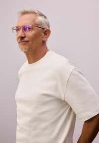 Lyscremefarvet sweatshirt med korte ærmer og rund halsudskæring; glat tekstur; sammen med transparente briller med lilla tonede linser.