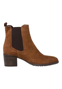 Bota de ante marrón hasta el tobillo con paneles laterales elásticos, acentos perforados, punta redondeada y tacón de madera apilada. Detalle de superficie texturizada.