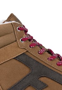 Zapatilla alta de ante marrón con acentos en gris oscuro y cordones texturizados en color burdeos. Incluye un cuello acolchado y detalles de costura visibles.