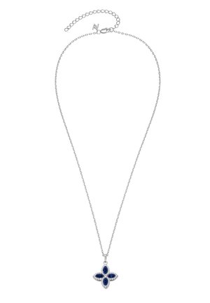 Silberne Kette mit einem Anhänger in Form einer vierblättrigen Blume, der dunkelblaue Marquise-förmige Edelsteine zeigt, umgeben von kleinen klaren Steinen.