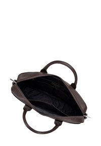Bolso de mano de cuero marrón con un acabado texturizado, que cuenta con un cierre de cremallera, asas dobles y un interior negro espacioso con bolsillos.