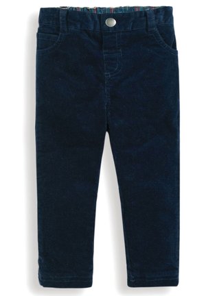 Navyblaue Cord-Hosen mit einer glatten Textur, einem Knopfverschluss und seitlichen Taschen. Die Hose hat an der Taille eine farbige gestreifte Fütterung.