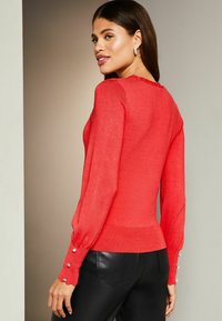 Lipsy LONG SLEEVE SCALLOP DETAIL REGULAR FIT - Strickpullover - pomegranate pnk