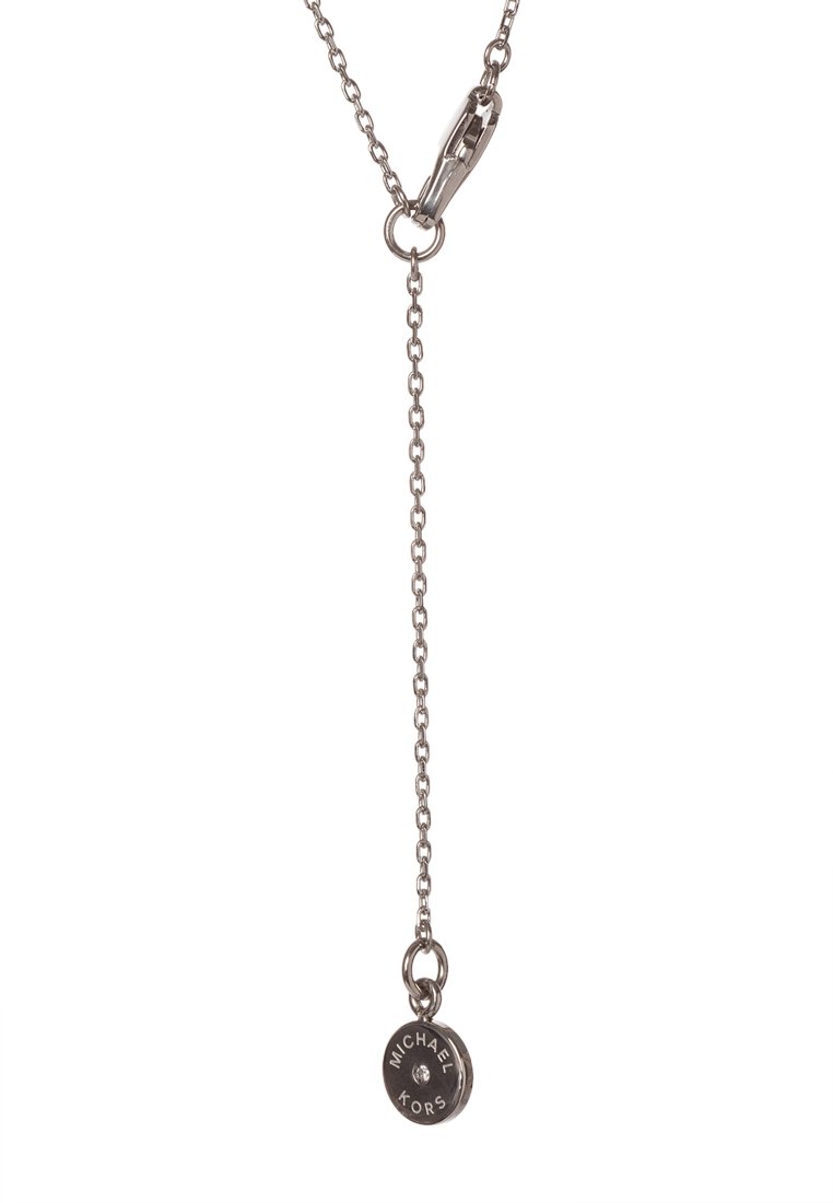 Catena di metallo argentato con chiusura a gancio a forma di aragosta. Presenta un ciondolo circolare inciso con "MICHAEL KORS" e un piccolo accent gemma.