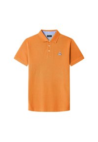 Polo a maniche corte in cotone arancione con colletto azzurro chiaro. Presenta un piccolo logo ricamato sul petto sinistro. Design semplice e classico.