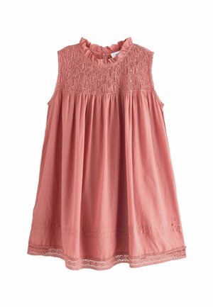 Ermeløs koralrosa kjole med smocket overdel, flæset høj krave og blonder i kanten på skørterne, løstsiddende med rynket stof under brystet.