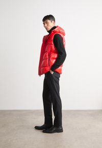 BOSS RONNIE - Weste - open red