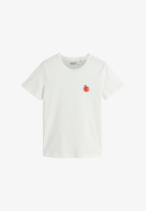 Weißes Baumwoll-T-Shirt mit einem kleinen roten Apfel, der auf der linken Brustseite gestickt ist. Standard-Rundhalsausschnitt und kurze Ärmel. Weiche Textur.