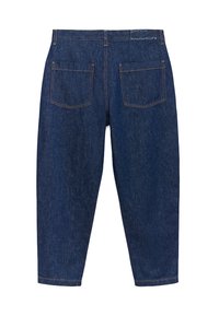 Mörkblå jeans med avslappnad passform, utrustade med fem fickor och kontrasterande sömmar. Midjan har en märkesetikett.