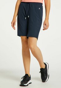 Marineblauwe shorts met trekkoord en zijzakken, gemaakt van lichtgewicht stof. Stijlvol, recht gesneden ontwerp dat boven de knie eindigt.