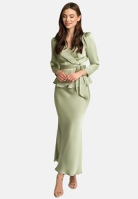 Sukienka wrap z satyny w jasnym zielonym kolorze, z długimi rękawami, paskiem w talii i rozkloszowanym peplum na biodrach; gładka faktura z dopasowanym krojem.
