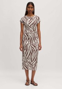 Braun- und weiß gestreiftes Midi-Kleid mit Zebra-Muster, kurzen Ärmeln, einem runden Ausschnitt und einem Taillengürtel. Glattes Material, lässiges Design.