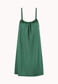 Abito verde senza maniche con scollo arricciato e spalline regolabili, caratterizzato da un design fluido e un tessuto morbido e testurizzato.