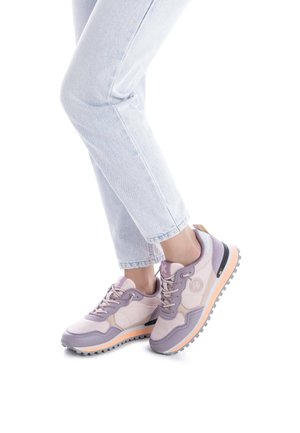 Zapatillas de deporte de color púrpura claro con parte superior de malla y ante, mediopie blanca y suela de goma texturizada. Incluyen cordones y detalle del logo en el lateral.