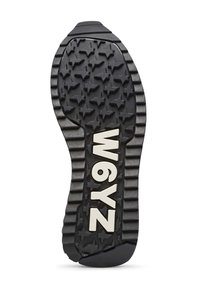 Suola nera di scarpa da ginnastica caratterizzata da un design testurizzato con motivi a stella e un distintivo marchio "W6YZ" bianco. Bordo gommato per una maggiore aderenza.