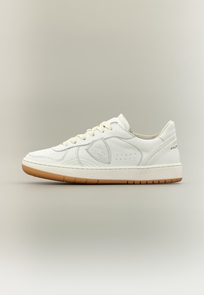 Baskets en cuir blanc avec une finition texturée, bout ovale, détails perforés et une semelle en caoutchouc naturel. Caractéristiques d'un logo et d'un design à lacets.