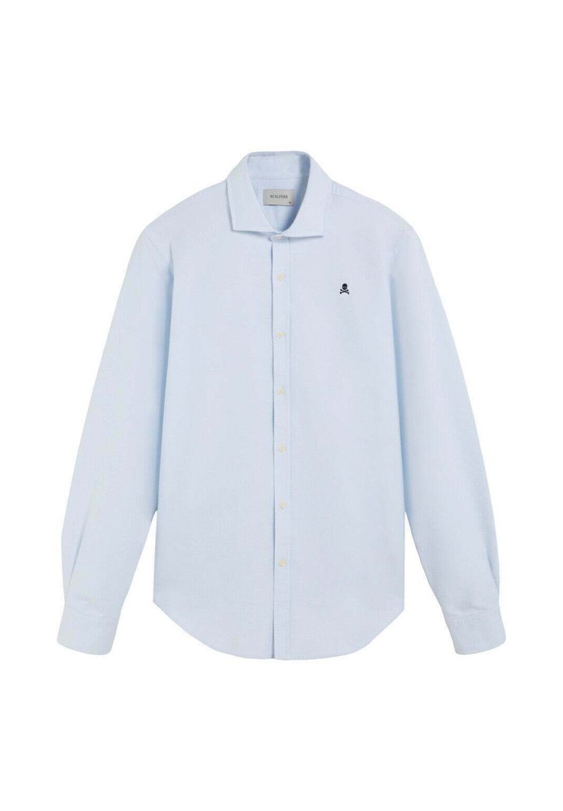 Camisa de manga larga azul claro hecha de tela, con un collar tipo button-down y un pequeño logotipo de calavera negra en el lado izquierdo del pecho.