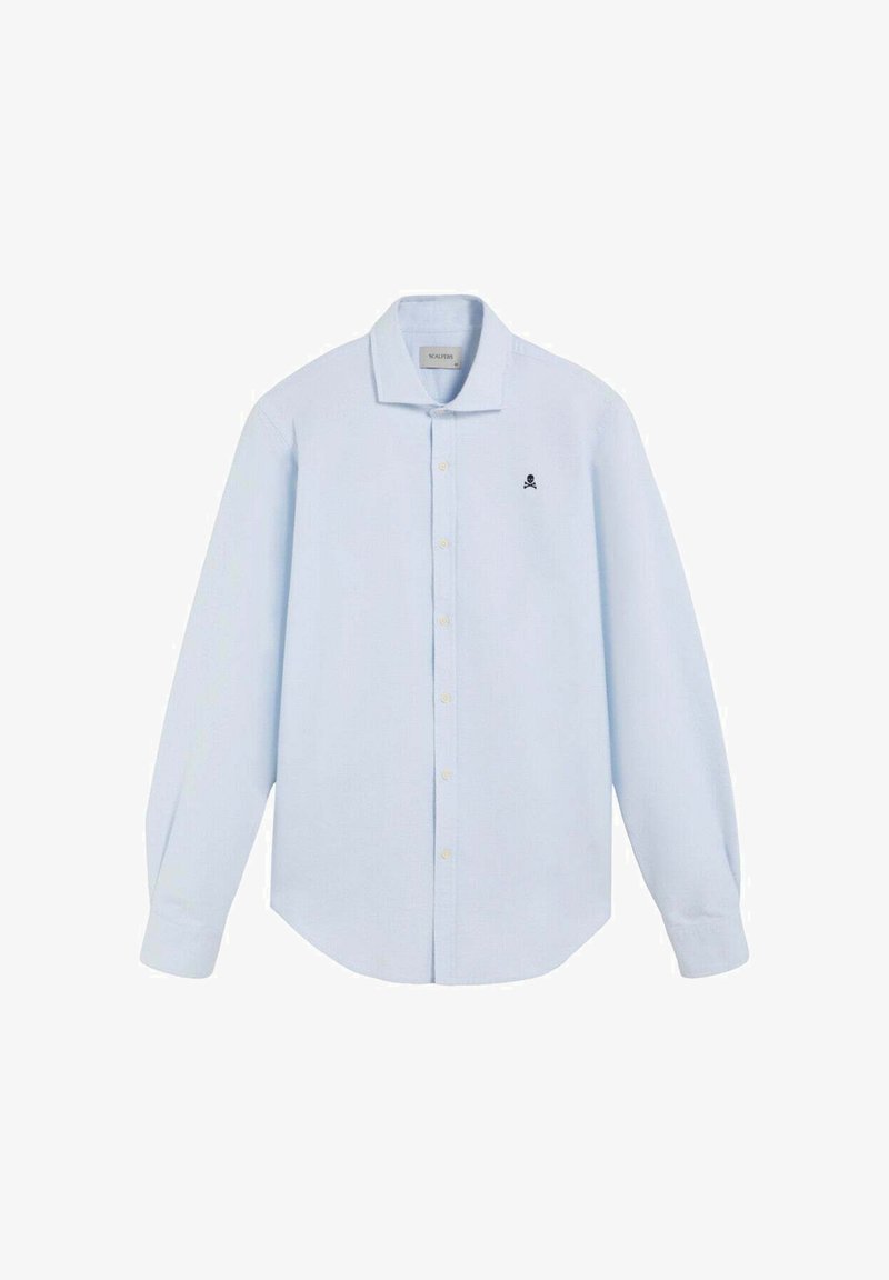 Camisa de manga larga azul claro hecha de tela, con un collar tipo button-down y un pequeño logotipo de calavera negra en el lado izquierdo del pecho.