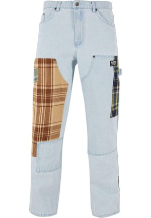 Lyseblå denim cargo bukser med rutete stofflapper i brunt, grønt og marineblått på lårene. Standard fem-lommers design.
