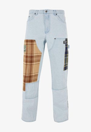 Svetlomodré denimové cargo nohavice s látkovými nášivkami v kockovanom vzore v hnedej, zelenej a námorníckej farbe na stehnách. Štandardný dizajn s piatimi vreckami.