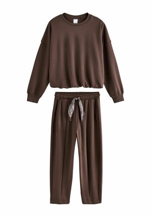 Dunkelbraunes Sweatshirt mit langen Ärmeln und passende Hose mit elastischem Bund und gemustertem Kordelzug, flach auf weißem Hintergrund liegend.