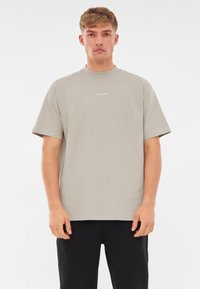 Világosszürke, rövid ujjú póló, kerek nyakkivágással és egy kis fehér "JOHNNY URBAN" logóval a mellen. Puha anyagból készült.