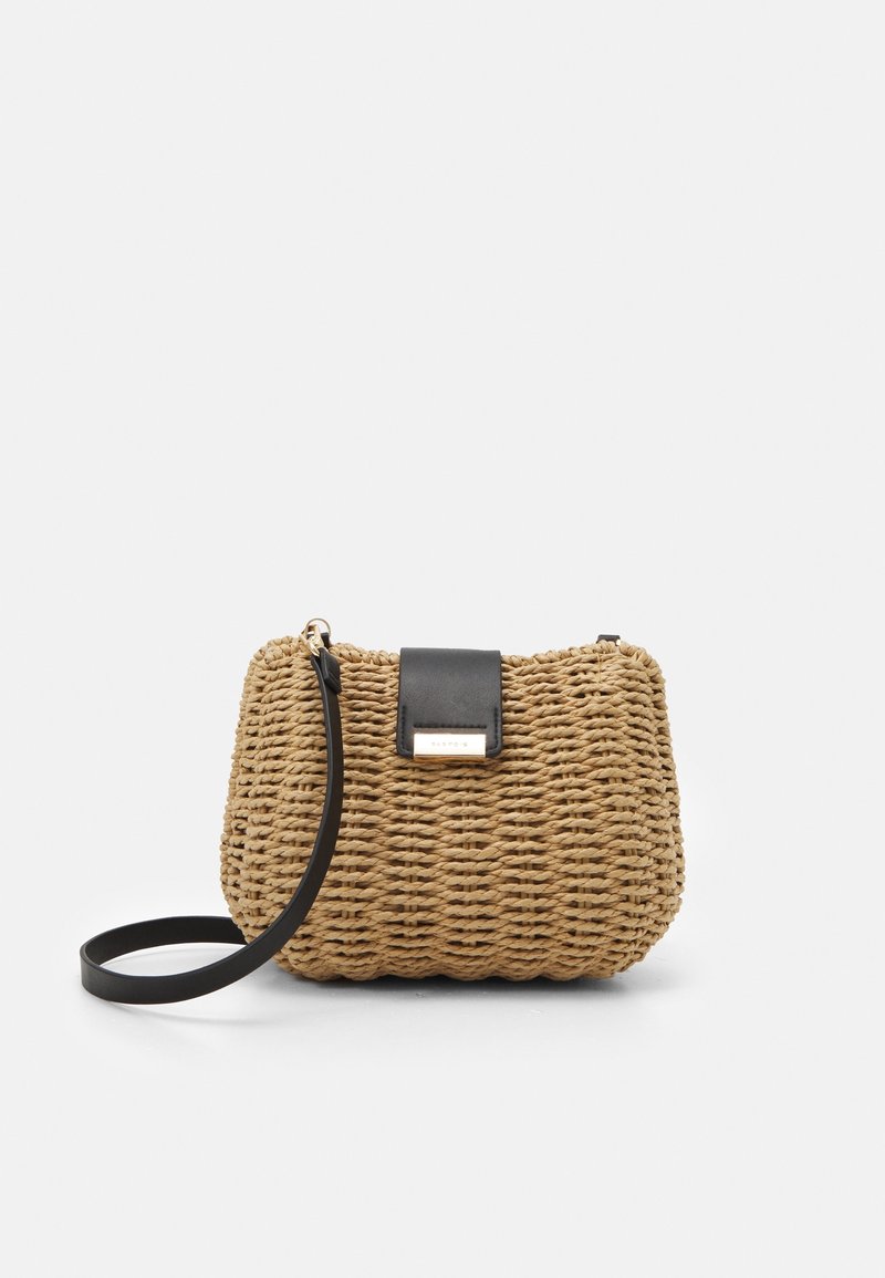 Tkaná proutěná crossbody taška s černým koženým klopou a zlatým akcentem. Má zaoblený tvar a odnímatelný popruh.