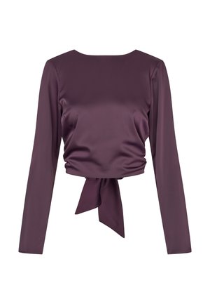 Μακρυμάνικο μωβ σατέν μπλουζάκι με λαιμόκοψη και λεπτομέρεια στη μέση με κορδόνι. Λείο υλικό με εφαρμοστή σχεδίαση, δημιουργώντας μια κοντή σιλουέτα.