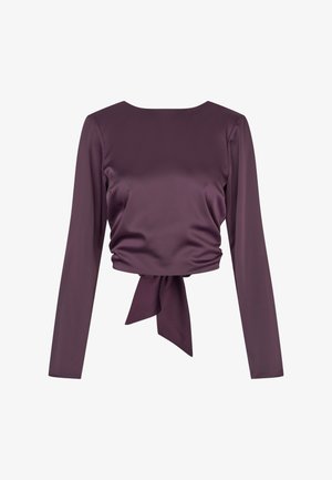 Ilgi piedurkņu purpura sīkraksts ar apaļu kaklu un sasietu jostas detaļu. Gluda tekstūra ar pieguļošu dizainu, izveidojot īsu siluetu.