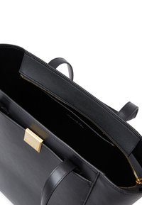 Borsa a tracolla nera in pelle con un design elegante e strutturato, hardware in tonalità dorata e una tasca con zip all'interno. Texture liscia, accenti minimi.