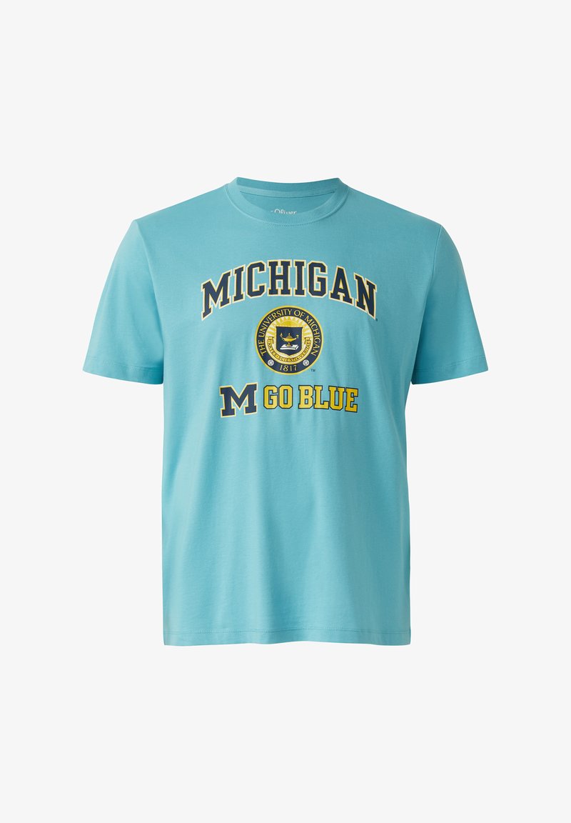 T-shirt bleu clair avec "MICHIGAN", un sceau universitaire, et le texte "M GO BLUE" en bleu marine et jaune sur le devant.