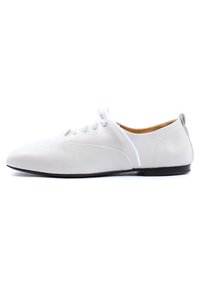 Scarpa da dress in pelle bianca con punta affilata, cuciture minime e chiusura con lacci. Presenta una texture liscia e un tacco nero basso.