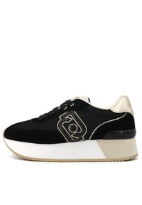 Baskets noires en maille et suède, dotées d'une semelle blanche épaisse, d'accents dorés et d'un logo sur le côté.