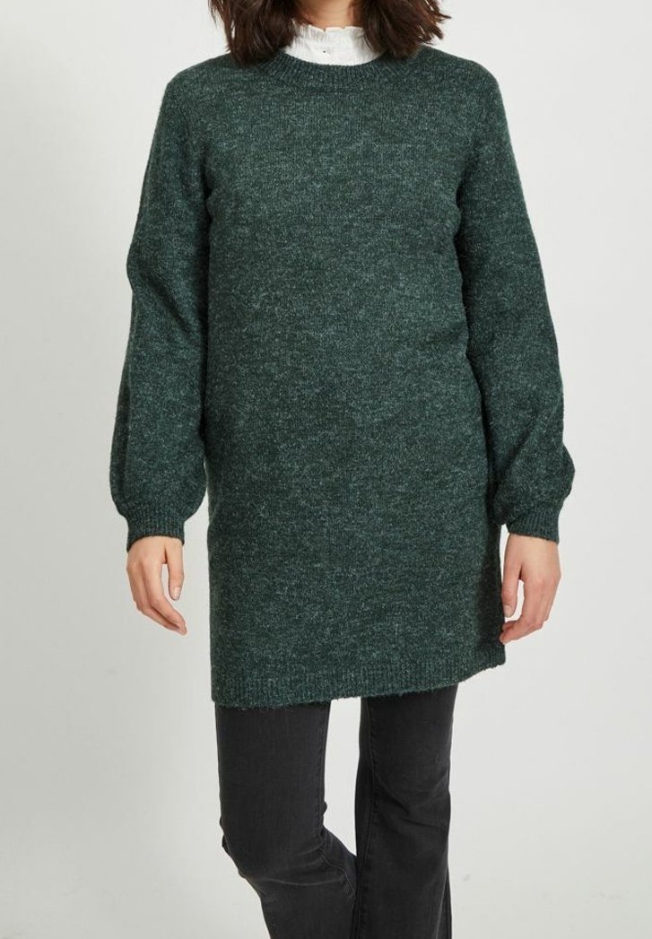 Maglione verde scuro a maglia con maniche lunghe e vestibilità rilassata, caratterizzato da un orlo a coste e piccole fessure laterali per una maggiore comodità.