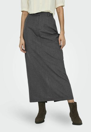 Grijze pinstripe maxi rok met een hoge taille, gecombineerd met bruine suede enkellaarsjes. De rok heeft een soepel textuur en een getailleerd silhouet.